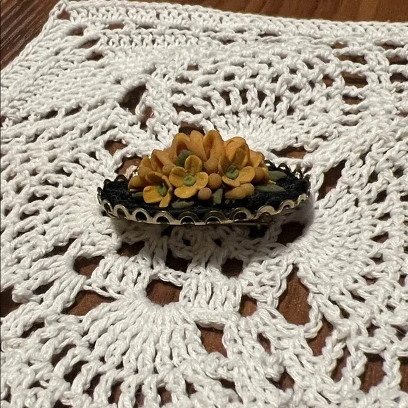 Vintage Black / tan 3D Floral bouquet cluster Brooch - Picture 2 of 3